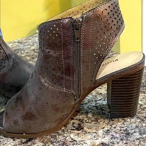 Pierre Dumas Open Toe Bronze-Colored Wide Heels Size 9